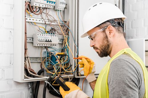 découvrez tout ce qu'il faut savoir sur la décennale électricité : garanties, obligations et conseils pour protéger vos travaux électriques. assurez la sécurité de vos installations avec notre guide complet.