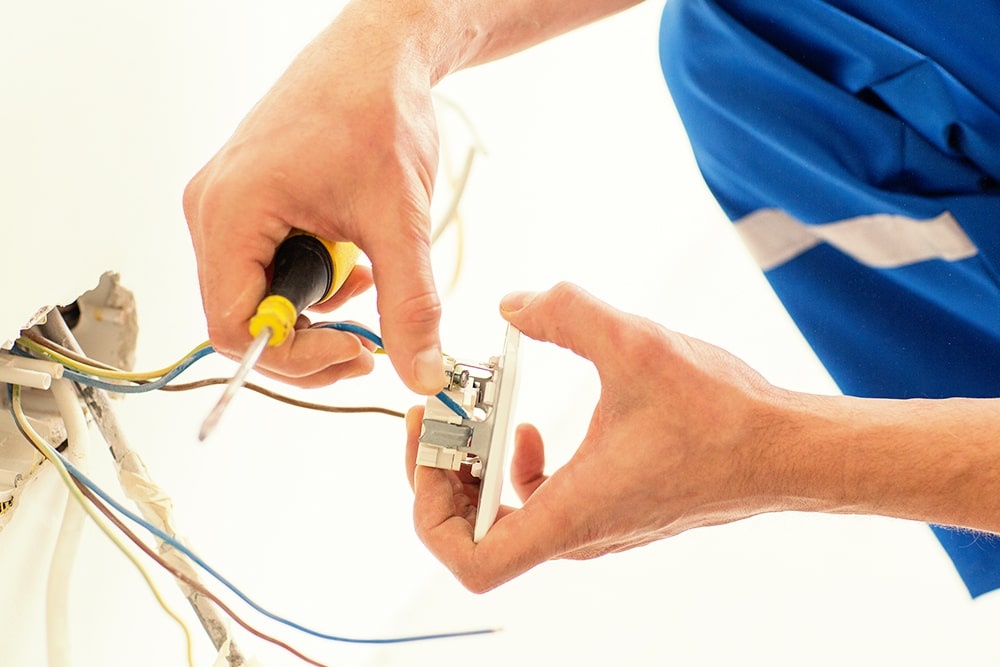découvrez les erreurs courantes à éviter lors de votre projet de rénovation électrique. assurez-vous que votre installation est sécurisée, conforme aux normes et adaptée à vos besoins, tout en optimisant votre budget.