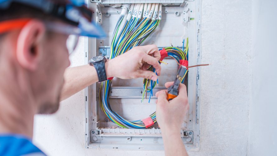 découvrez l'installation moderne d'essentiel gtl, alliant esthétique et fonctionnalité pour optimiser votre espace. profitez d'une solution design et pratique, répondant aux normes actuelles pour une gestion efficace de vos équipements.