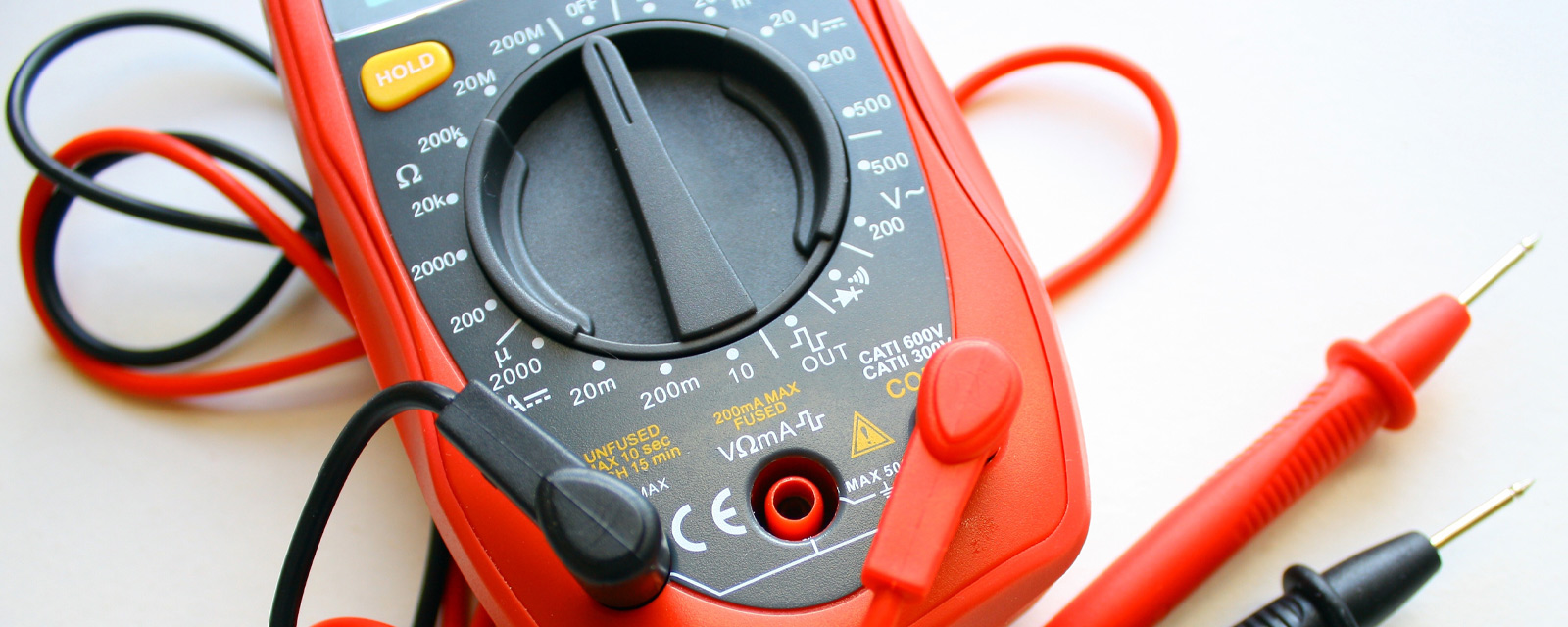 découvrez les principaux outils pour mesurer l'électricité : multimètre, pince ampèremétrique, testeur de tension... choisissez l’instrument adapté à vos besoins et apprenez à vous en servir en toute sécurité.