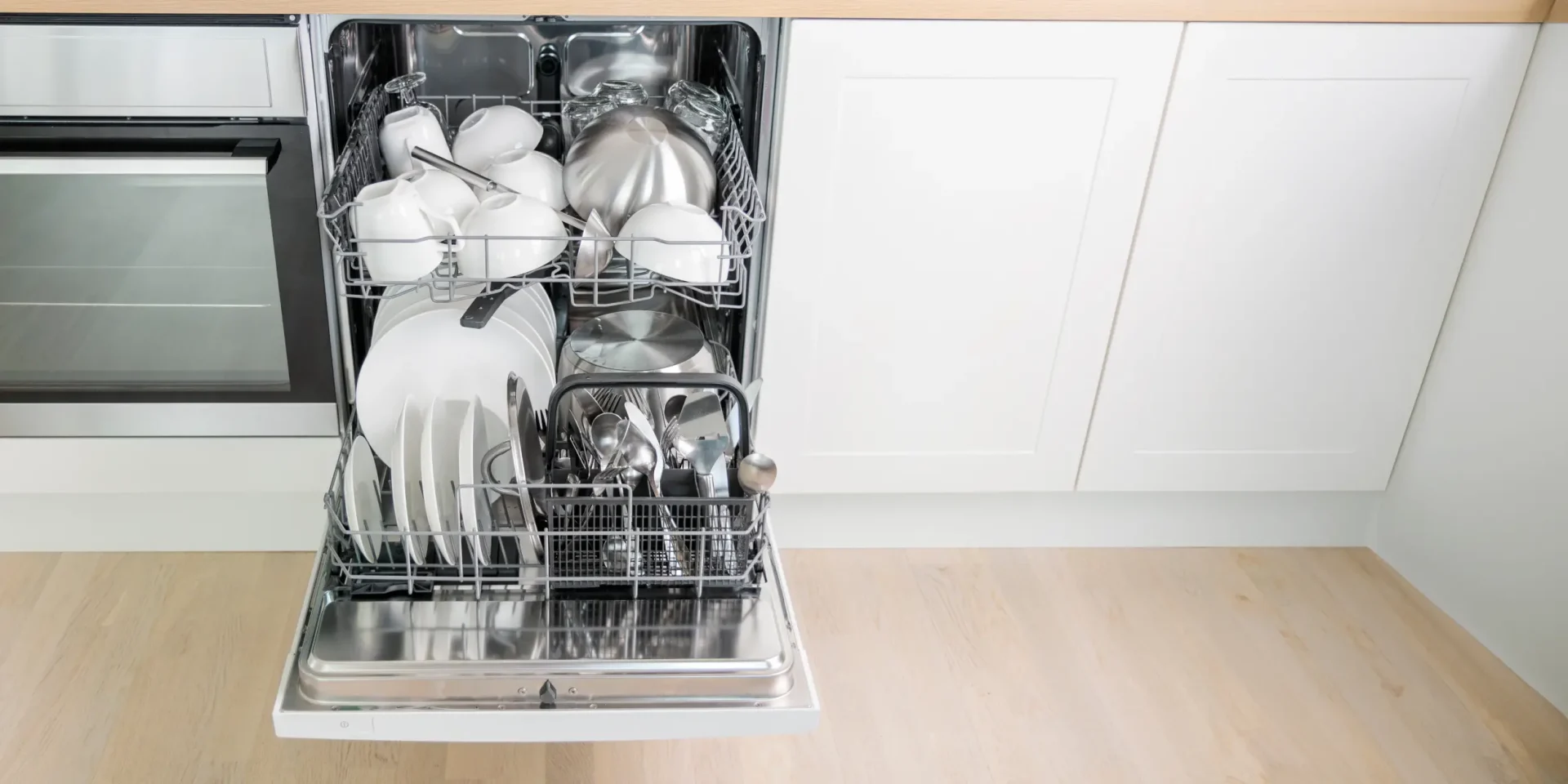 découvrez comment estimer le coût annuel en électricité de votre lave-vaisselle et obtenez des conseils pour réduire votre facture d'énergie au quotidien.