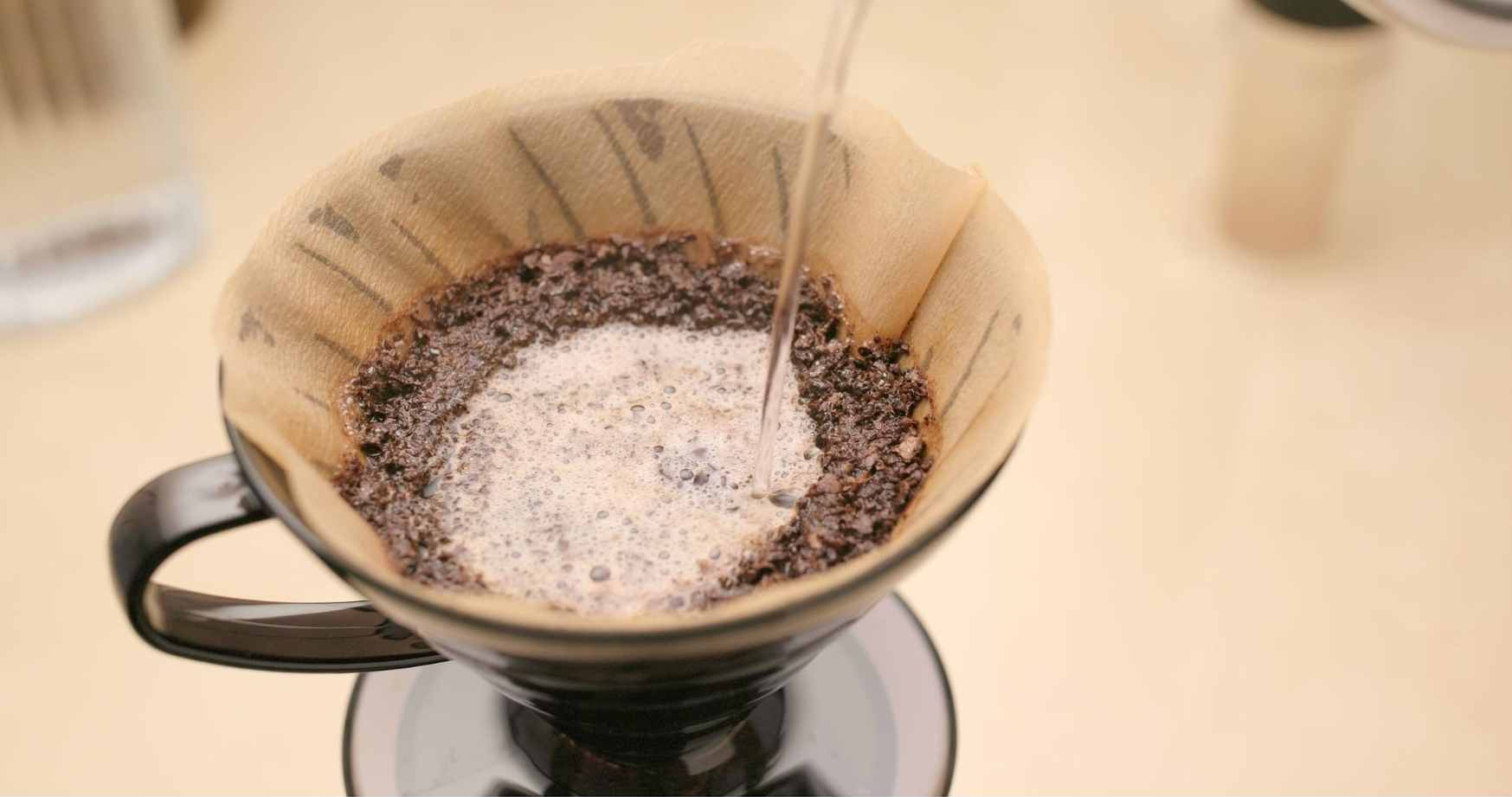 découvrez notre sélection des meilleures cafetières sans électricité pour préparer un café délicieux où que vous soyez, sans besoin d'alimentation électrique.